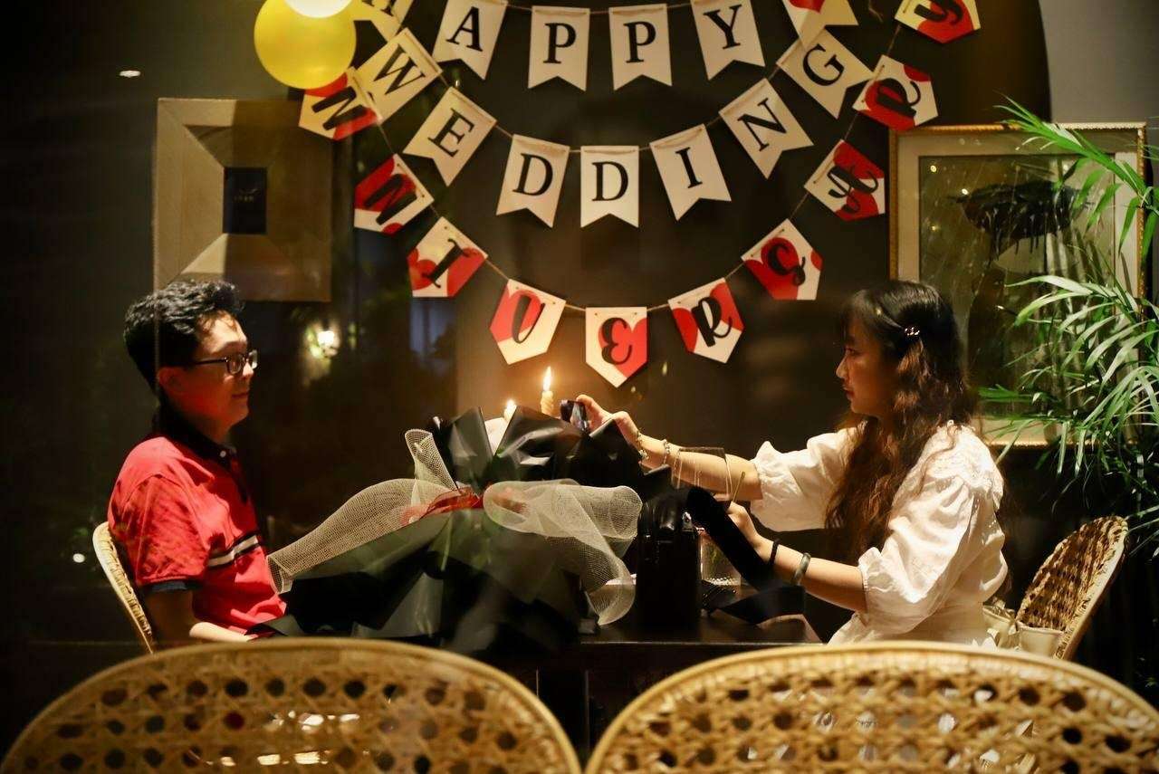 Bữa tiệc kỉ niệm ngày cưới tại Chạm