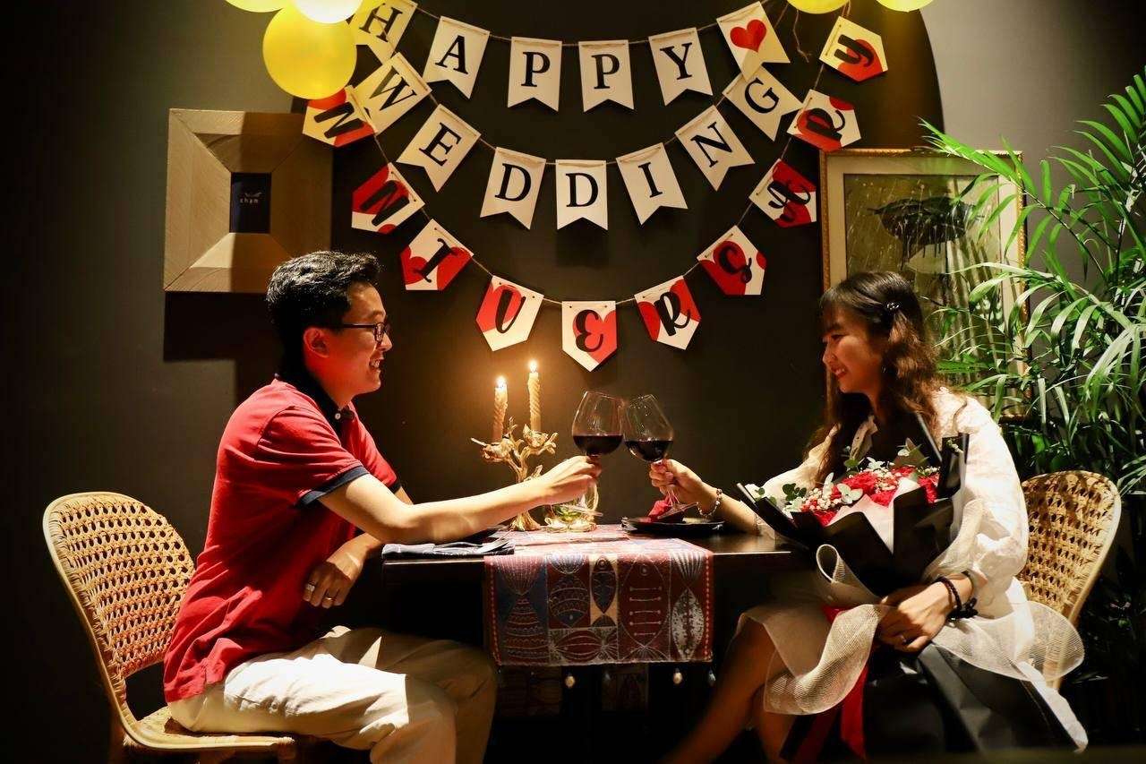 Bữa tiệc kỉ niệm ngày cưới lãng mạn