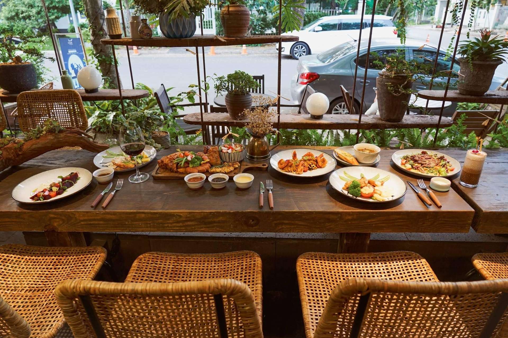 Không gian mộc mạc bao quanh bởi cây cối nhà Chạm