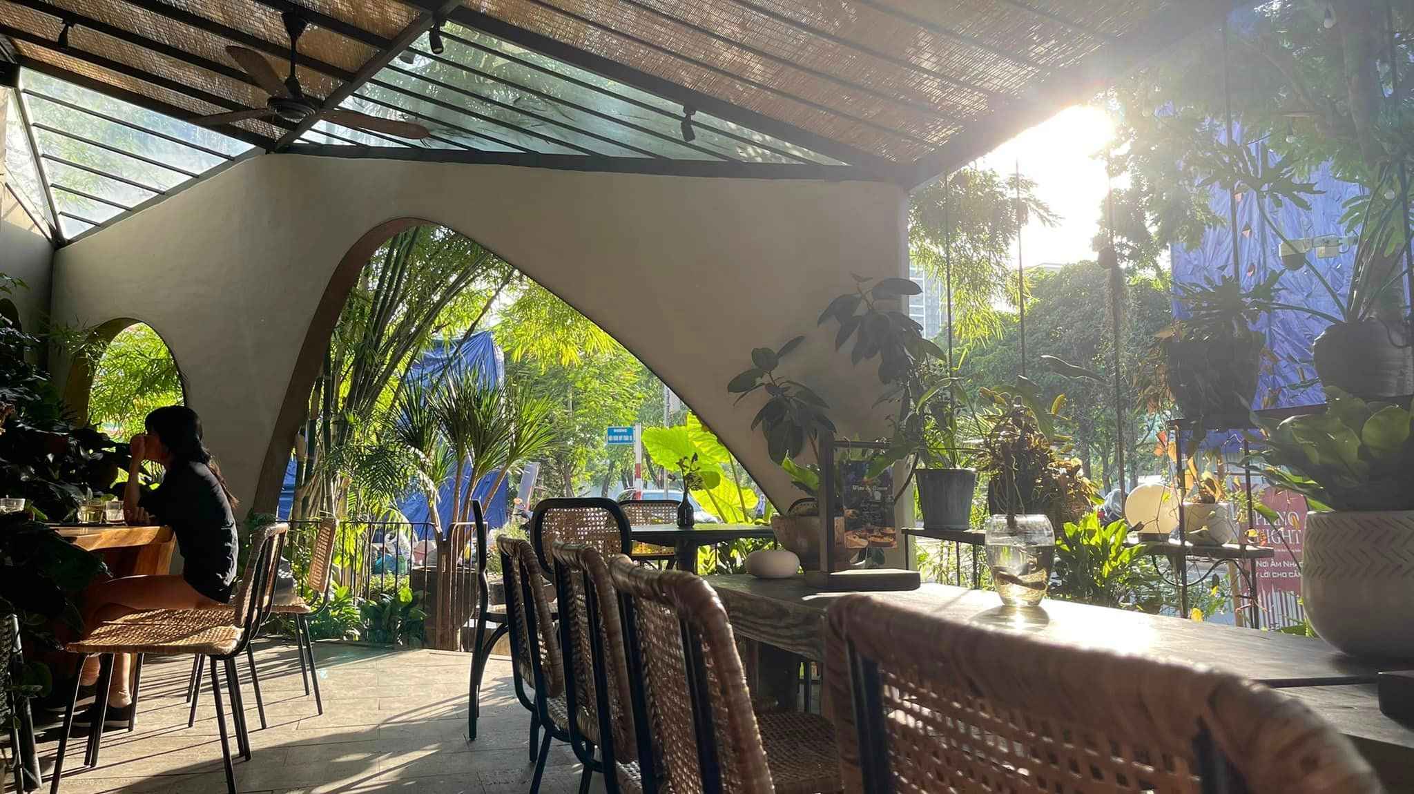 Không gian buổi sáng trong lành tại nhà hàng món Việt ngon ở Sài Gòn - Chạm Bistro Garden