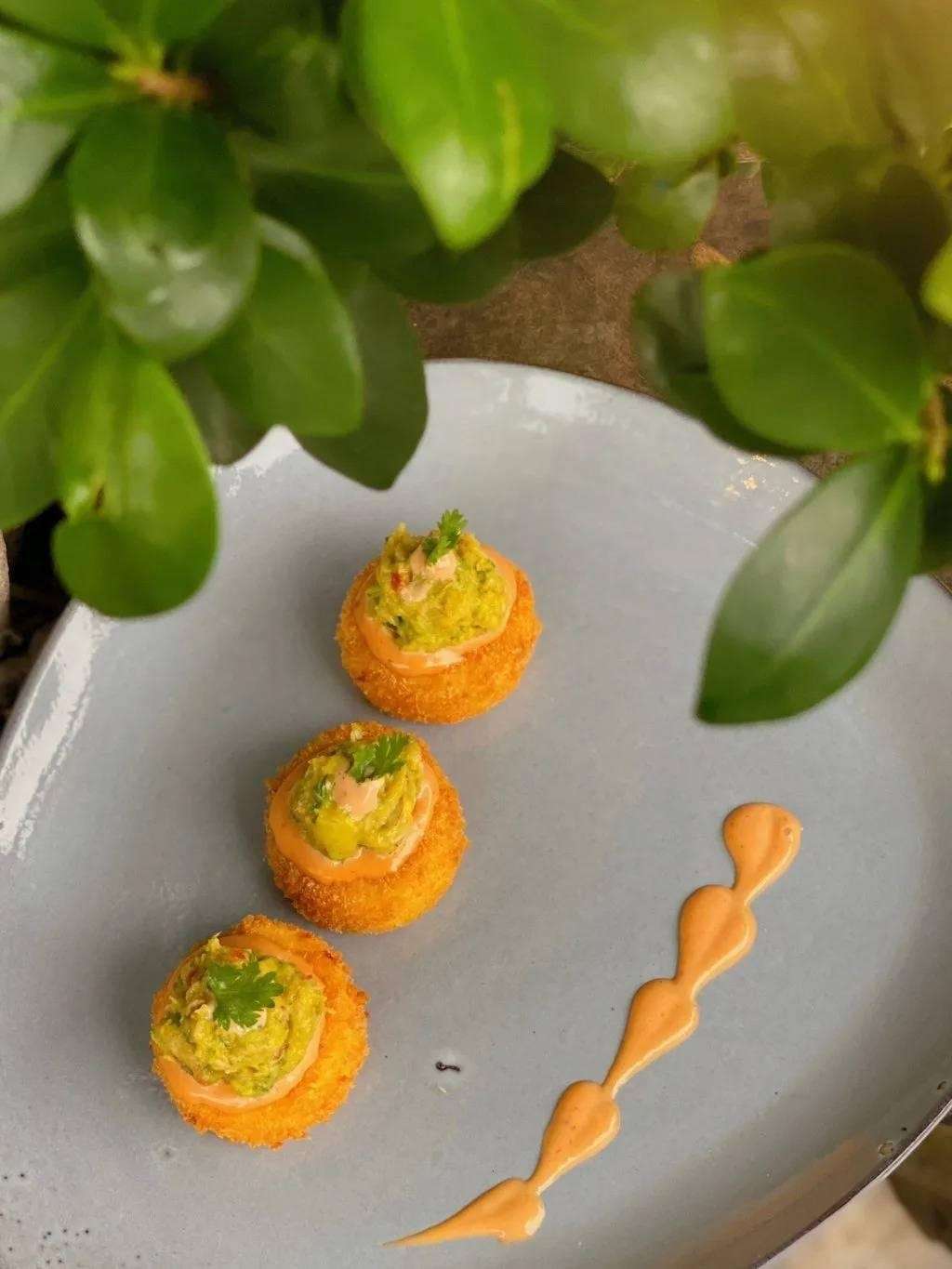 Đậu hủ trứng chiên giòn kết hợp với bơ, cua và sốt cocktail