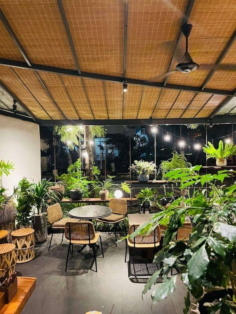 Khuôn viên sân vườn xanh mát ngập tràn trong cỏ cây hoa lá