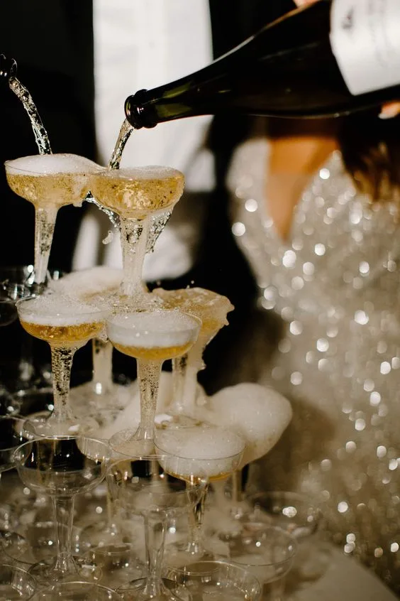 Rượu Champagne khai tiệc là một phần của những buổi lễ quan trọng