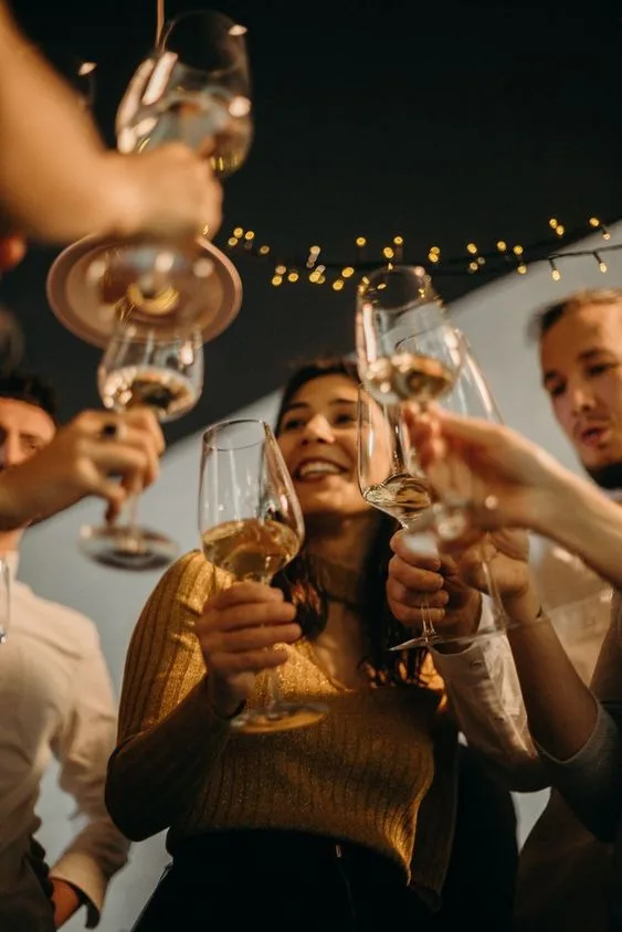 Rượu Champagne tạo nên sự kết nối và giao tiếp