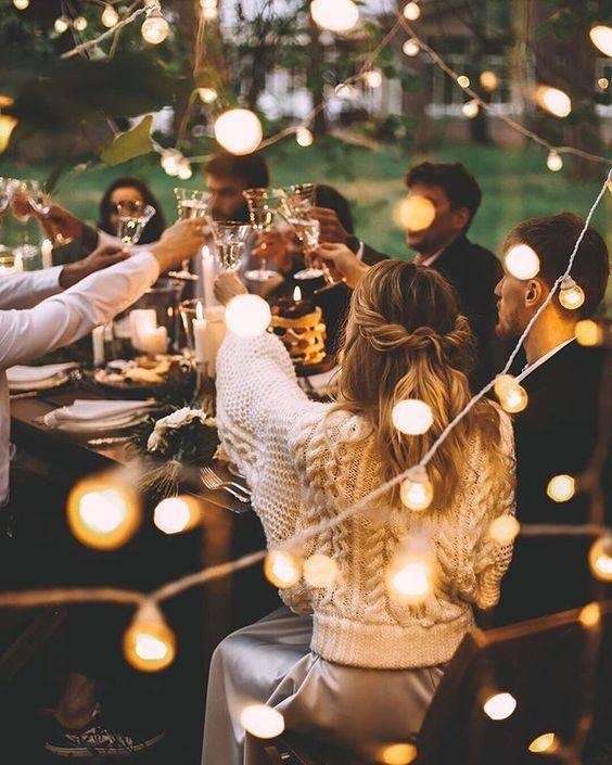 Sử dụng đèn dây để trang trí tiệc ngoài trời đơn giản