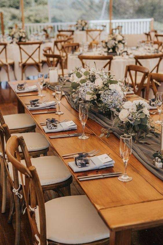 Lựa chọn bàn ghế và phụ kiện trang trí là một trong những bước đầu tiên để set up bàn tiệc Âu