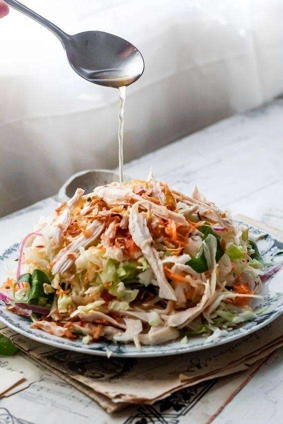 Nước trộn gỏi được làm từ các gia vị đặc trưng của ẩm thực Việt