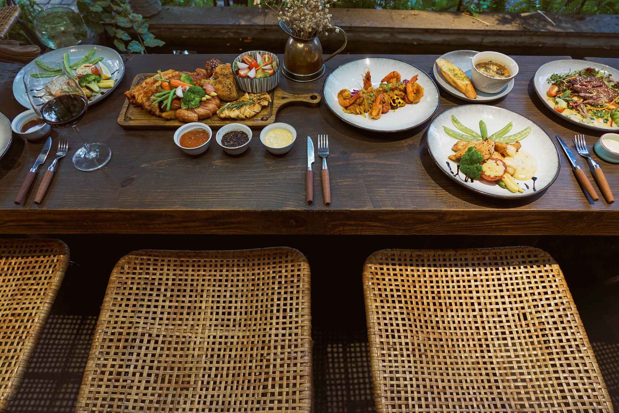 Nhà hàng sân vườn tạo điều kiện để thưởng thức món ăn ngon trong không khí thiên nhiên mát mẻ