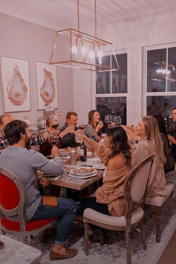 Dịch vụ tiệc tại gia sẽ giúp mọi người tập trung vào việc thưởng thức bữa tiệc mà không phải lo lắng