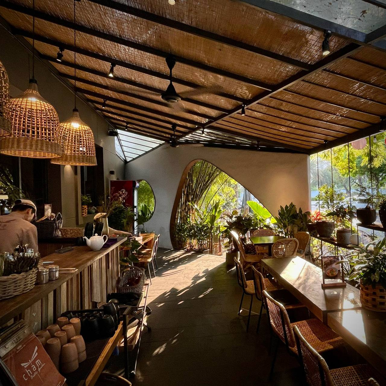 Có thể đến trực tiếp nhà hàng để thử trước các món ăn trong một không gian xanh mát tuyệt vời
