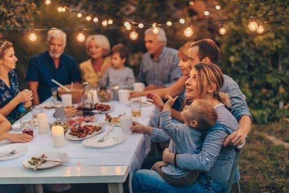 Tiệc đầy tháng là dịp để gia đình gắn kết