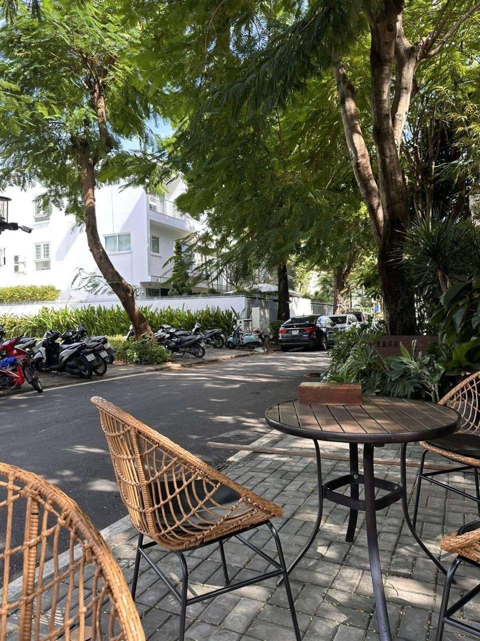 Đường rộng thoáng, có vị trí đỗ xe tiện lợi
