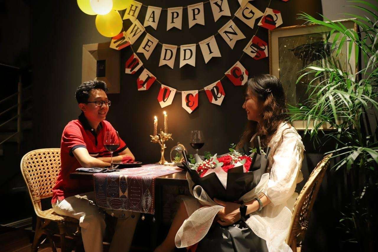 Tạo bất ngờ cho nhau bằng một bàn tiệc được trang trí đầy lãng mạn