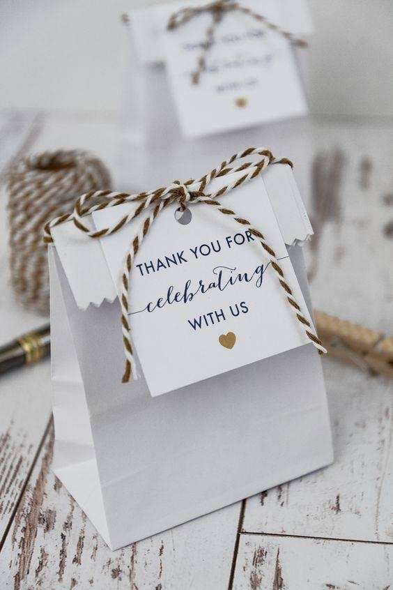 Lời cảm ơn có thể gửi kèm cùng một món quà kỉ niệm nho nhỏ