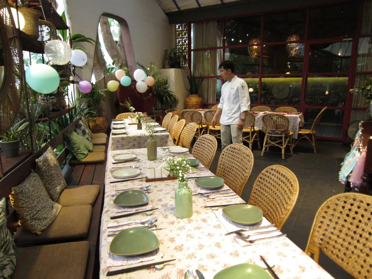 Các dịch vụ trang trí không gian sẽ thường được kèm theo khi đặt tiệc tại nhà hàng