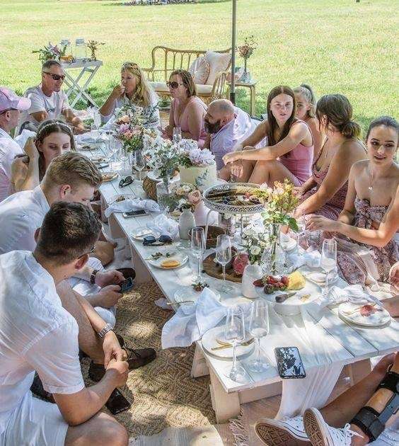 Tiệc ngoài trời luôn mang đến sự sôi động và vui vẻ