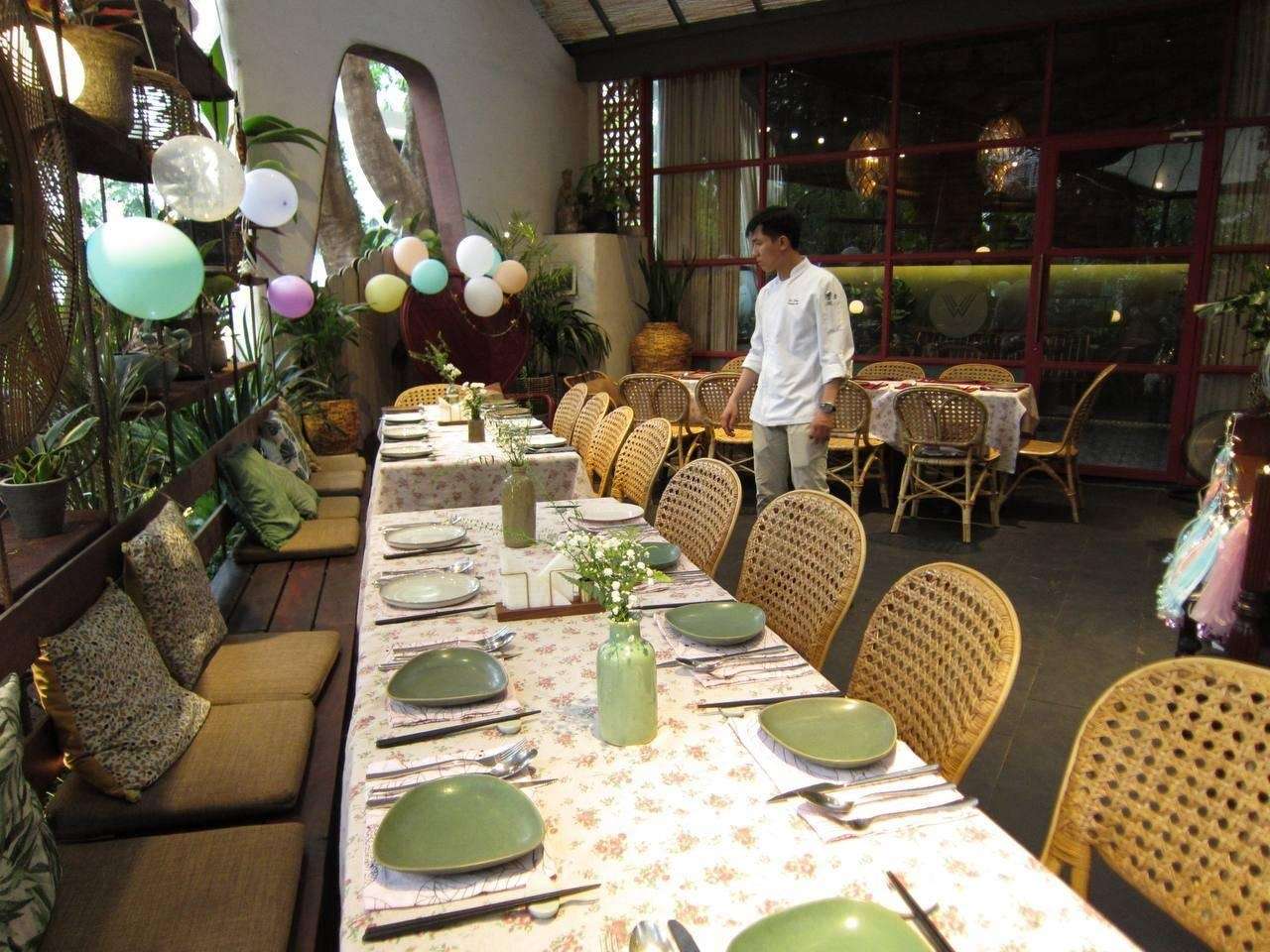 Nhân viên nhà Chạm luôn có mặt để sẵn sàng phục vụ những yêu cầu của thực khách