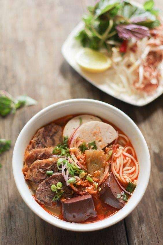 Bún bò Huế được làm từ những nguyên liệu tươi ngon và đa dạngBún bò Huế được từ những nguyên liệu tươi ngon và đa dạng