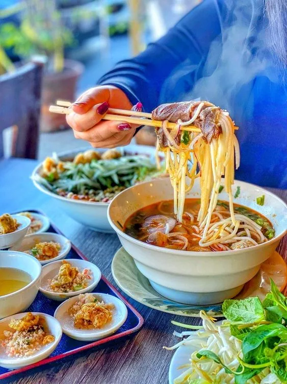 Bún bò được ăn kèm với các loại rau đặc trưng