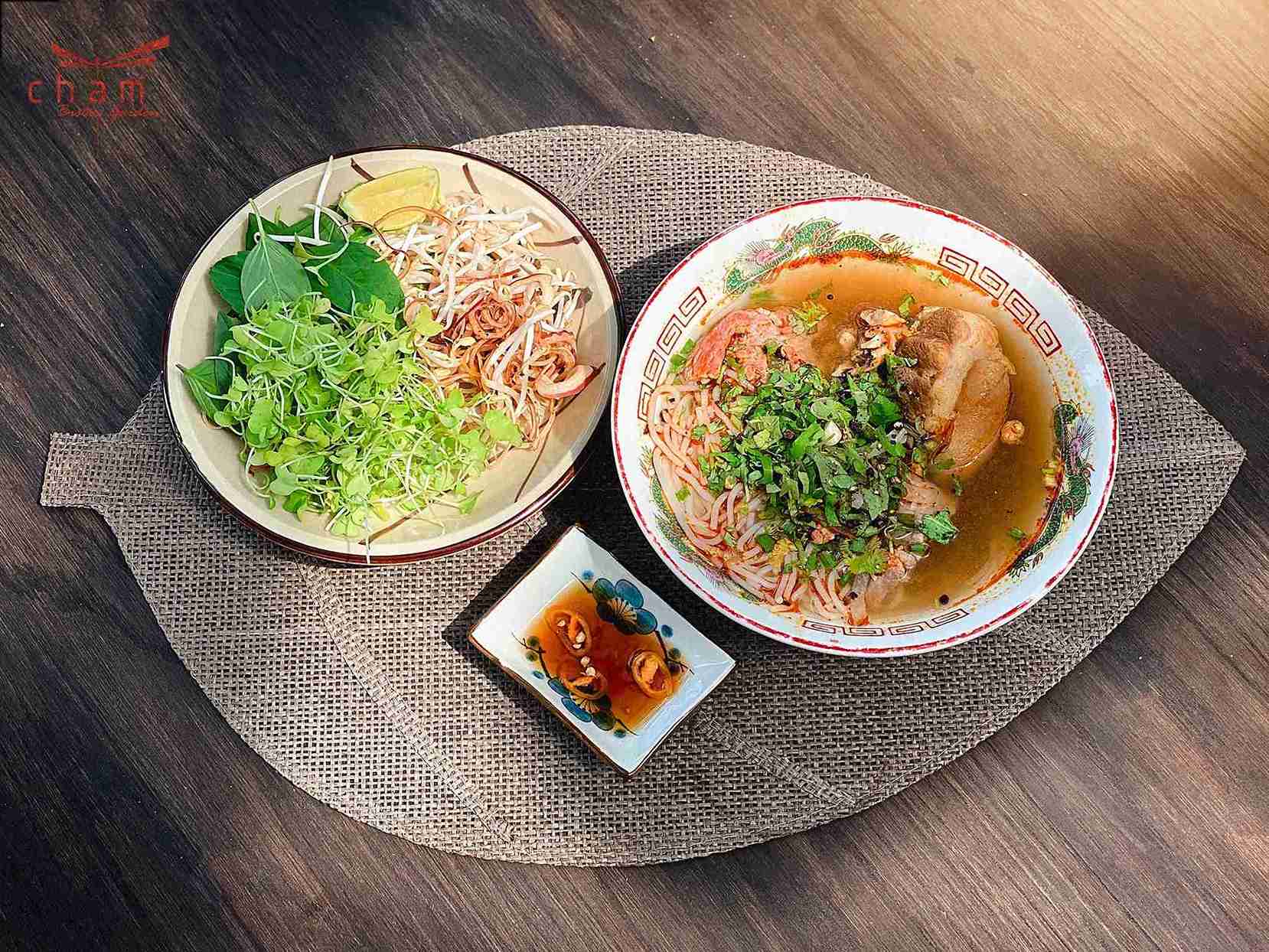 Bún bò Huế chuẩn vị tại Chạm