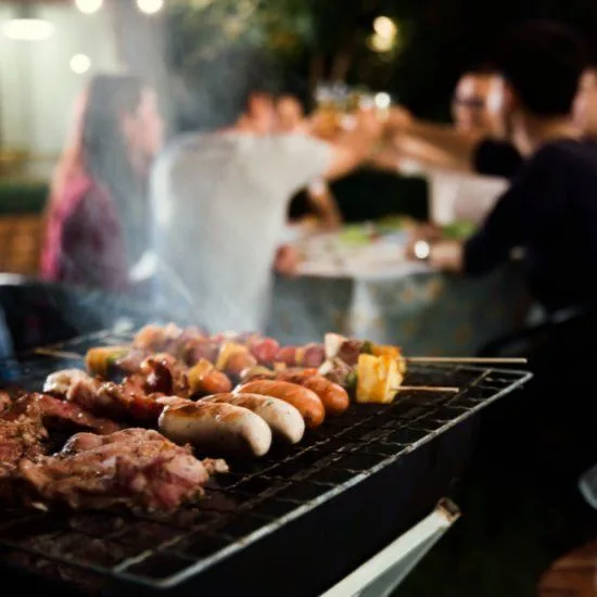 BBQ rất phù hợp với một bữa tiệc ngoài trời