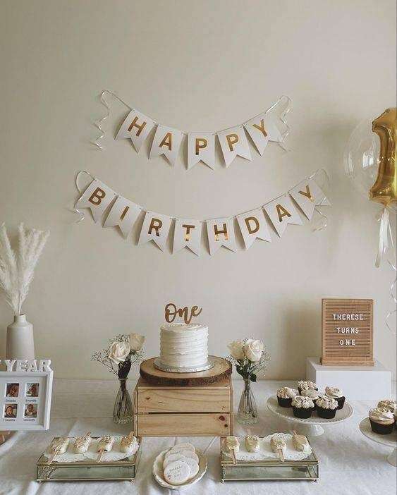 Bánh kem và đồ ăn nhẹ là những món đồ trang trí chủ yếu cho bàn tiệc