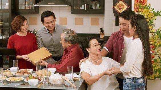 Tết là dịp để sum họp gia đình và tổ chức ăn uống