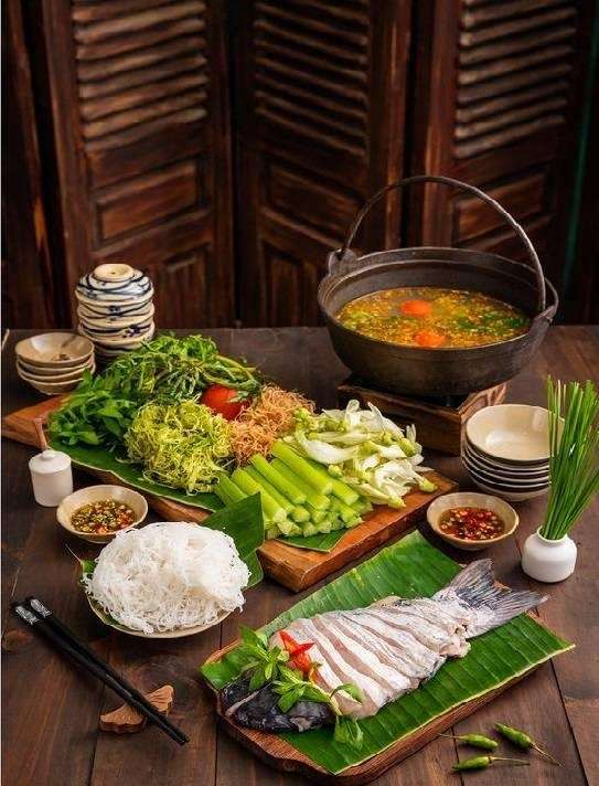 Lẩu cá được ăn kèm với nhiều nguyên liệu khác nhau