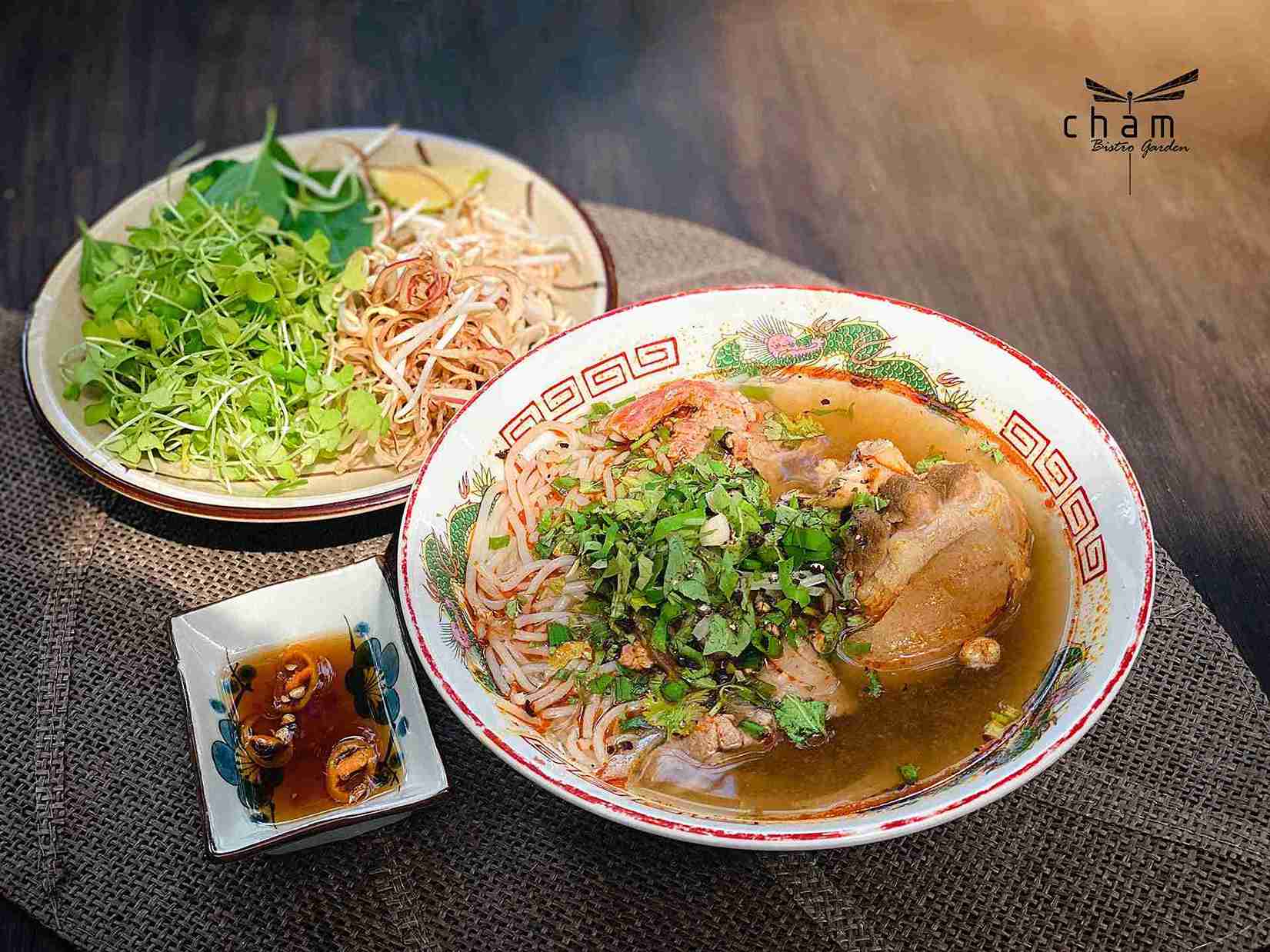 Bún bò Huế là một trong những món ăn nổi bật tại quận 7