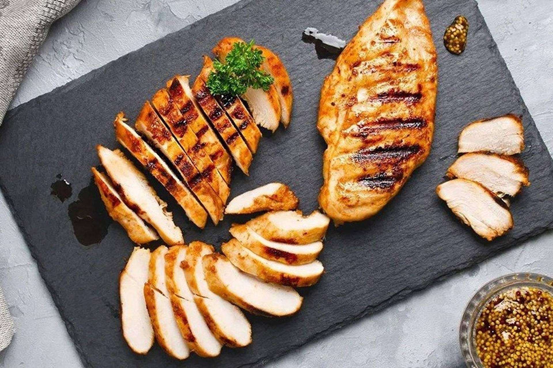 Ức gà nướng sẽ có mùi thơm đặc trưng