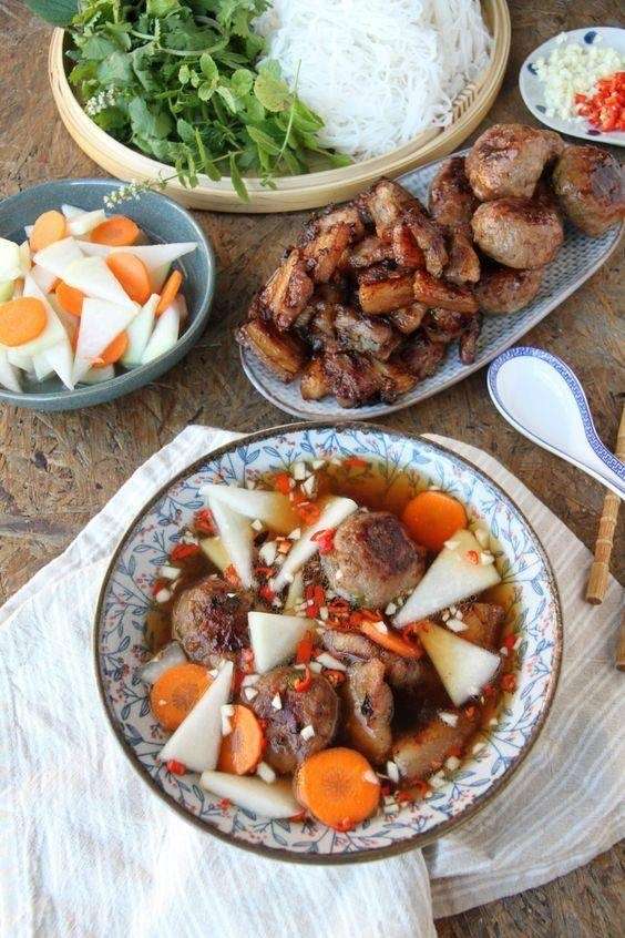 Bún chả là món ăn rất phổ biến tại đất thủ đôi