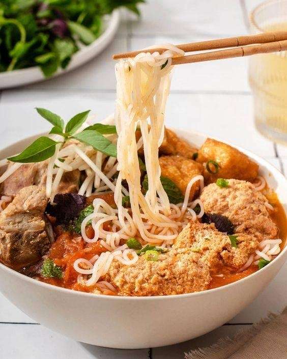 Vị đậm đà thanh chua của món bún riêu cua đồng sẽ khiến thực khách say mê