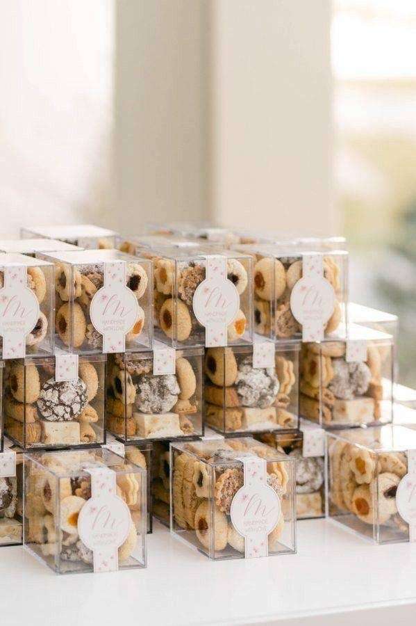 Chuẩn bị các hộp bánh nho nhỏ làm quà tặng