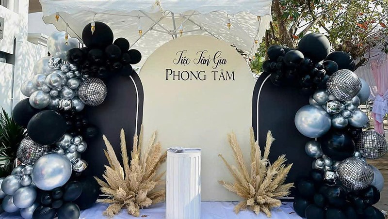 Chuẩn bị thêm một backdrop để chụp ảnh