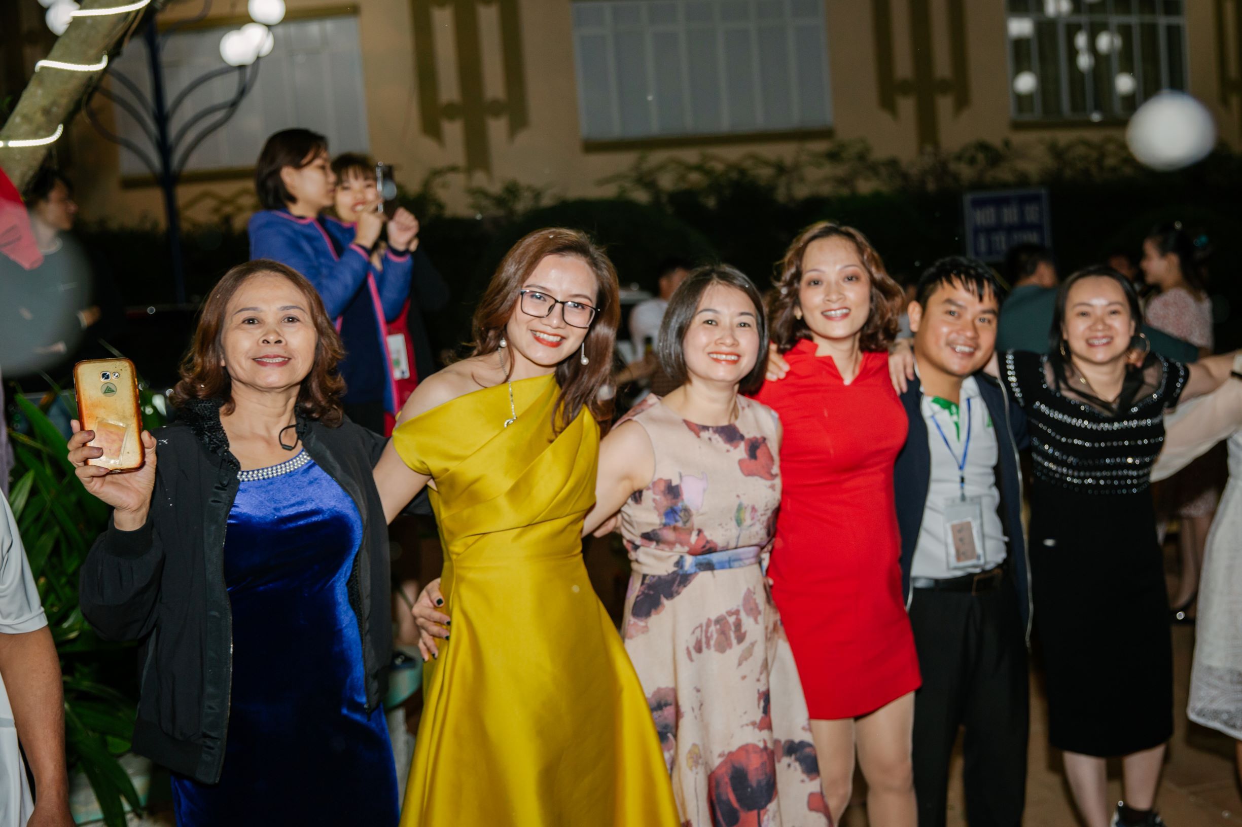 Chuẩn bị các hoạt động như ca hát để gắn kết mọi người