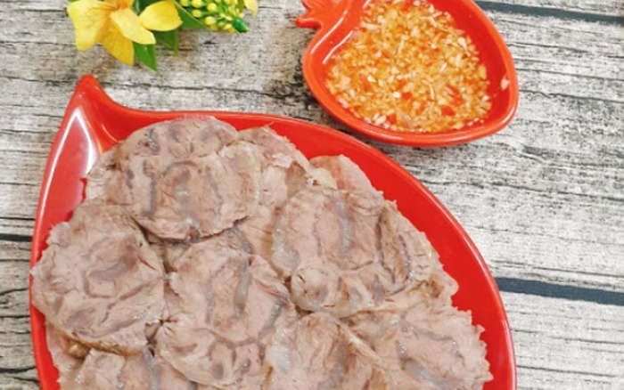 Bắp bò luộc ăn cùng mắm gừng