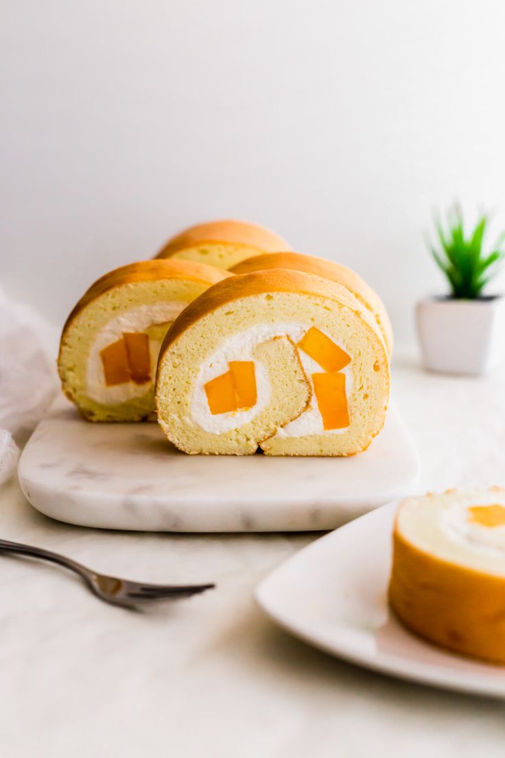 Bánh bông lan cuộn mềm mịn có thêm một lớp kem tạo nên cảm giác mới mẻ khi thưởng thức