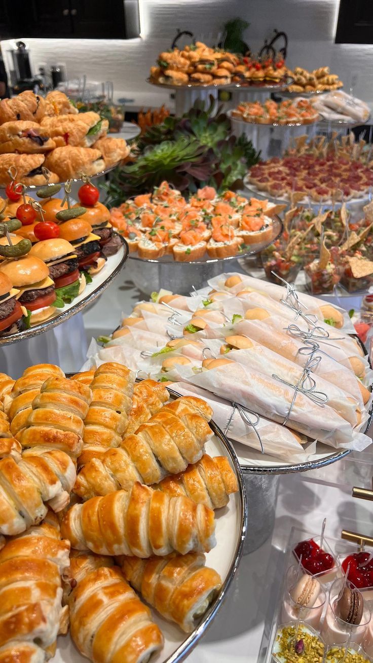 Kết hợp bánh mặn và bánh ngọt để hương vị được cân bằng
