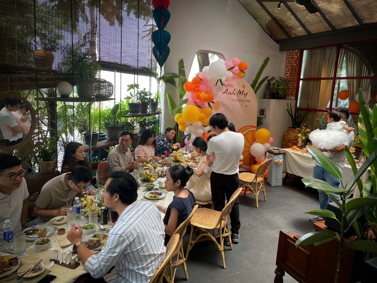 Không gian sân vườn thoáng đãng nhưng vẫn ấm cúng tại Chạm
