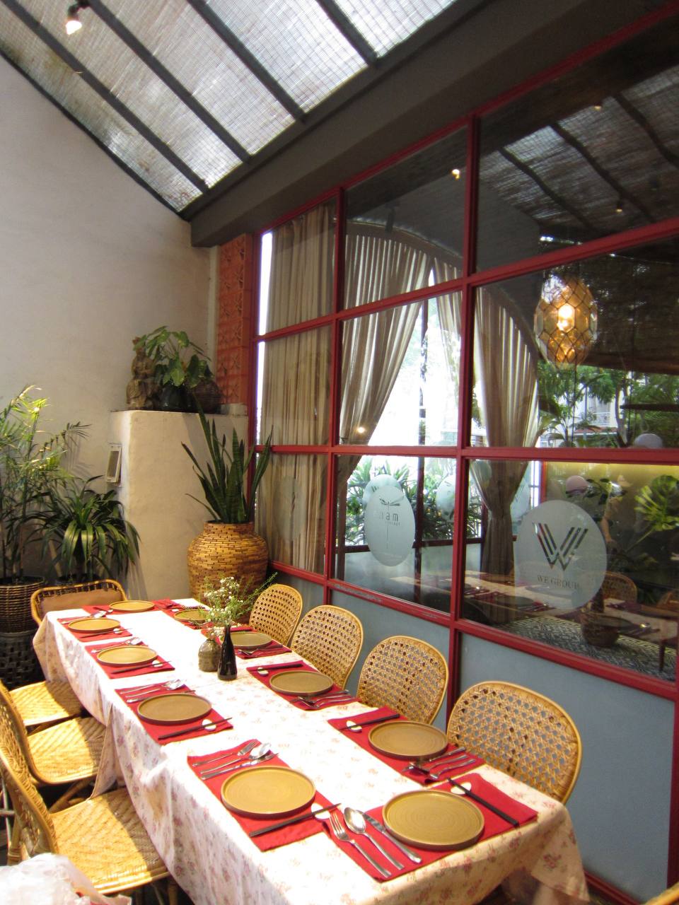 Trang trí bàn tiệc với hoa và khăn trải bàn đơn giản