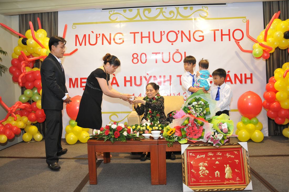 Các thành viên trong gia đình chuẩn bị câu chúc gửi đến các cụ