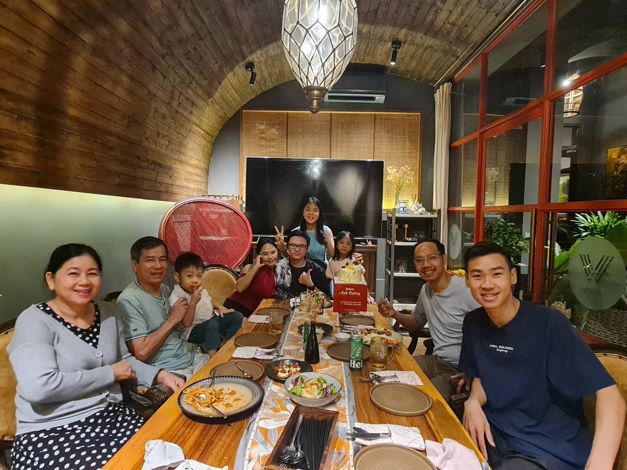 Tiệc gia đình ấm cúng tại phòng riêng