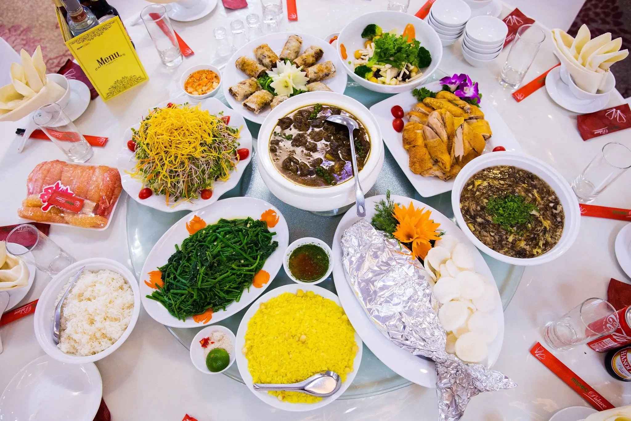 1 Bàn Tiệc Cưới Giá Bao Nhiêu? Bí Quyết Tối Ưu Chi Phí