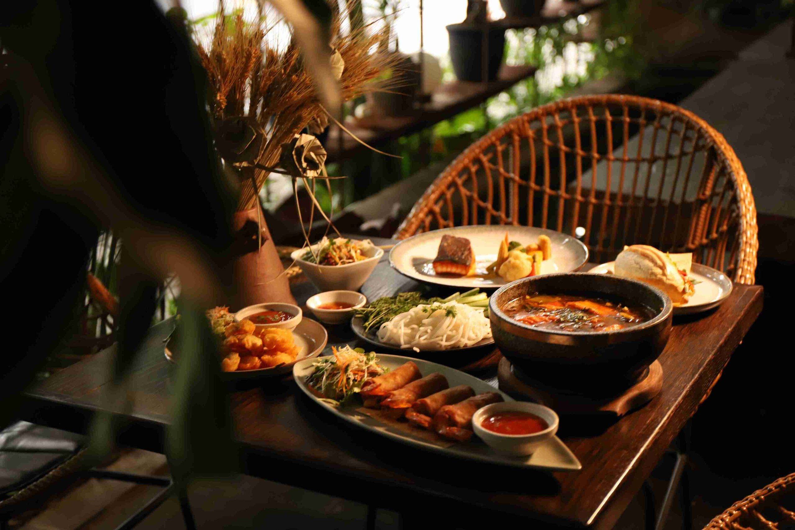Thực đơn gồm nhiều món ăn từ Á đến Âu