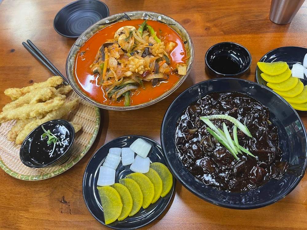 Món mì tương đen và mì hải sản là hai món ăn đặc trưng của quán