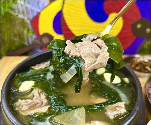 Canh rong biển là món ăn có vị thanh nhẹ, có thể chọn để cân bằng hương vị cho bữa ăn