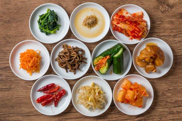 Banchan là các món ăn kèm và sẽ hoàn toàn miễn phí tại các quán ăn Hàn Quốc