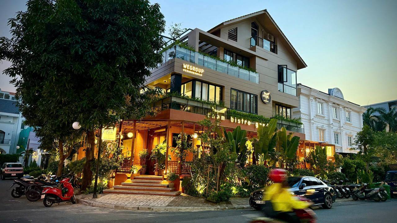 Vị trí ở các góc đường lớn, dễ tìm