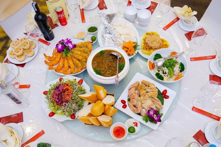 Đa dạng các món ăn trên một bàn tiệc