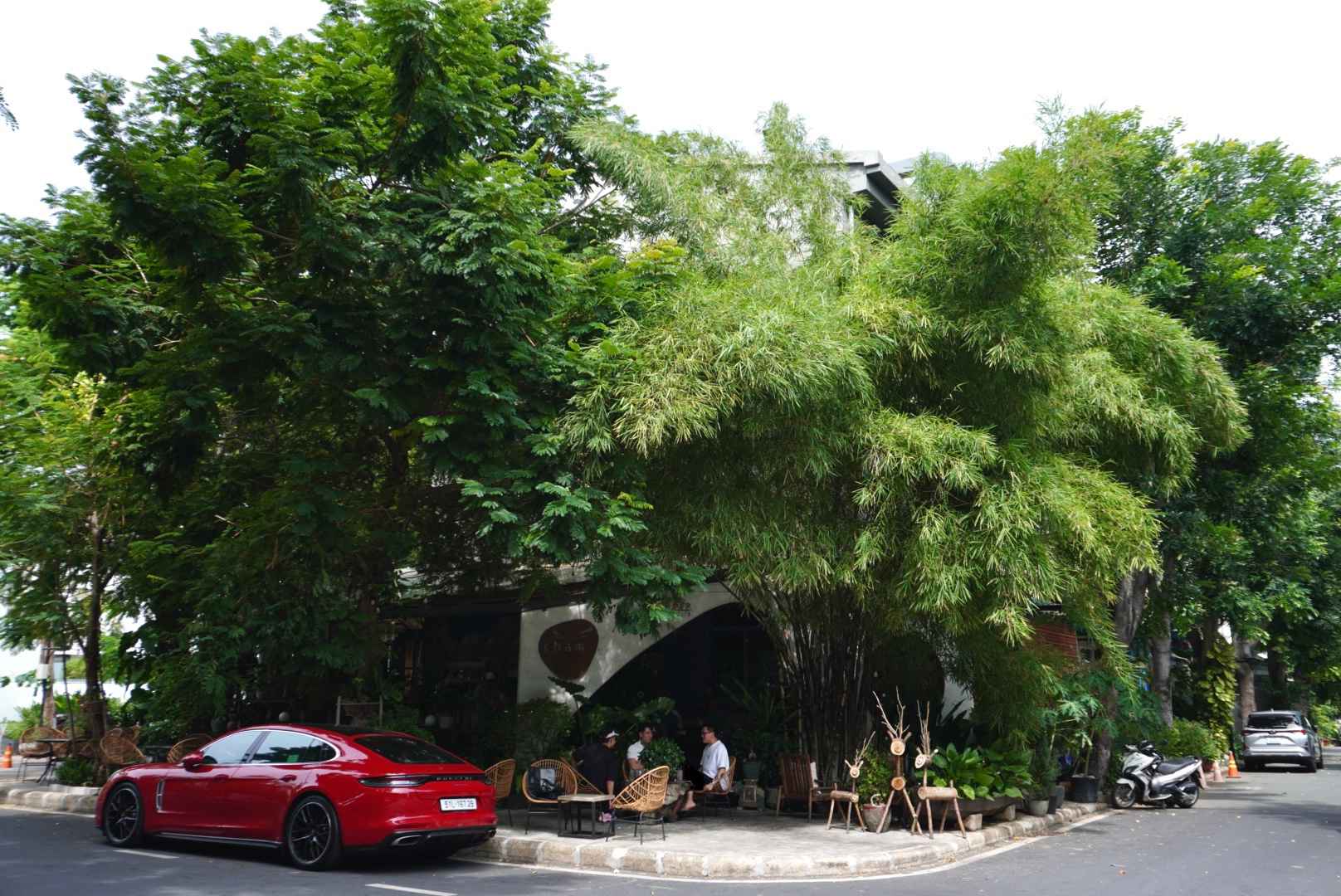 Đường phố rộng rãi, bãi đỗ xe thuận tiện